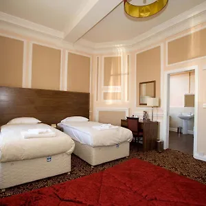 ** Hotel The Three Tuns Wetherspoon United Kingdom